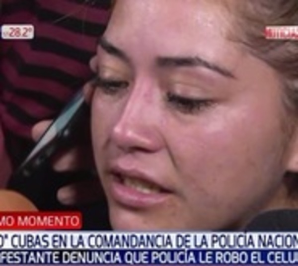 Mujer denuncia que policía le arrebató el celular en manifestación - Paraguay.com