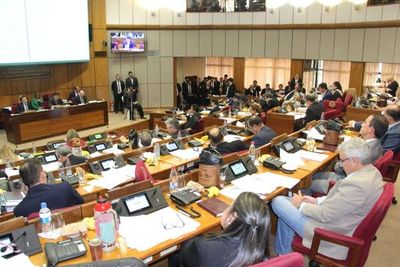 Senado asciende a 11 comisarios