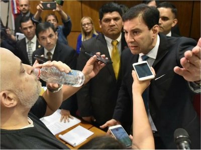 Suspenden a Payo por dos meses y hay protestas frente al Parlamento