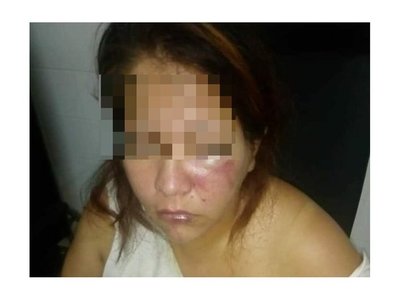 Hizo que su exseñora suplicara por su vida y la molió a golpes