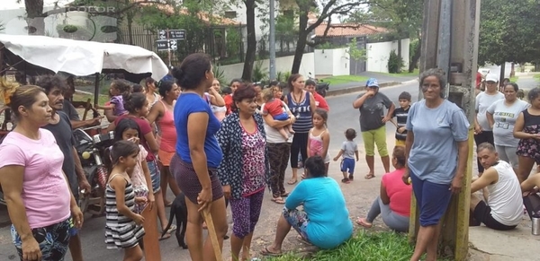 Damnificados, frente a residencia de Marito, exigieron provisiones | Paraguay en Noticias
