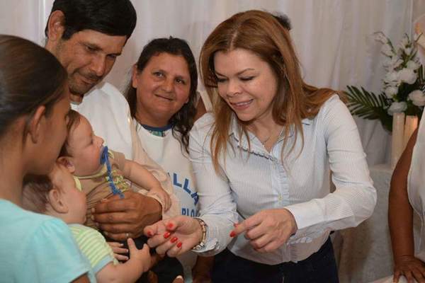 Sandra Zacarias entregó aportes a capillas y personas de escasos recursos en CDE. - Churero.com