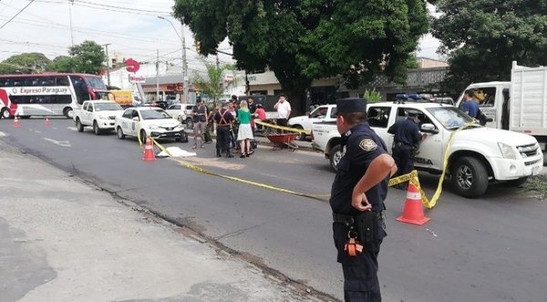 Camión sin frenos le aplastó a limpiadora