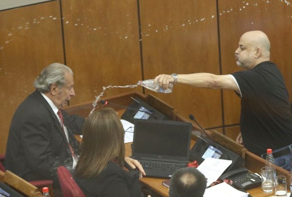 Payo “bendijo” a “Calé” y luego fue suspendido