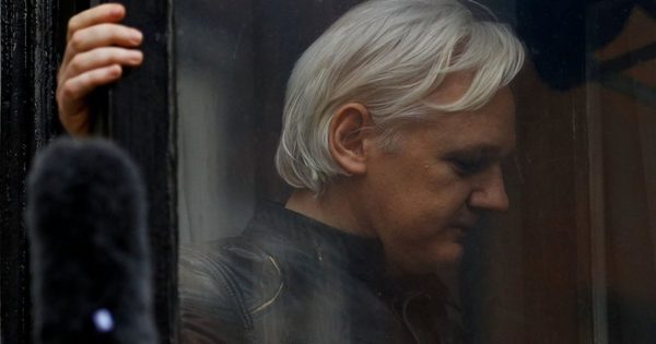Detienen a Julian Assange en Inglaterra