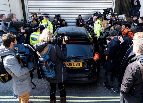 Assange es detenido en la Embajada de Ecuador