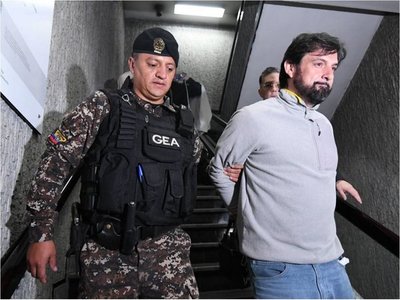 Informático que reclama la mitad de Facebook pide asilo en Ecuador