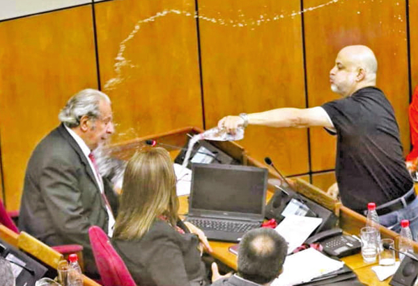 Senado aplica a Cubas suspensión de 60 días | Diario Vanguardia 07