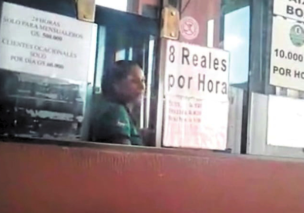 Estacionamiento privado en tierras públicas lucra por el paso CDE-Foz | Diario Vanguardia 07