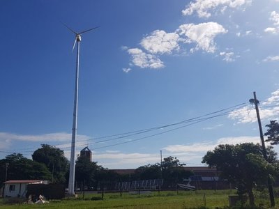 Investigadores prueban aerogenerador de energía en Fiuna