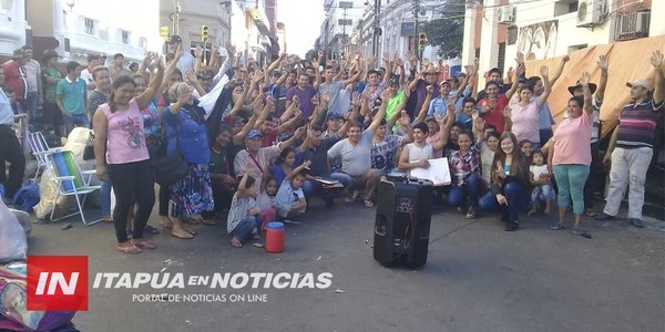 TRAS 24 DÍAS FRENTE AL INDERT, ASENTADOS LEVANTAN MEDIDA DE FUERZA.