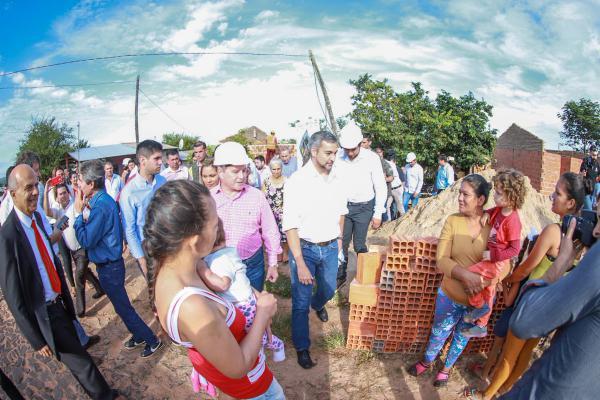 Mandatario verifica construcción de viviendas e inaugura obras en Canindeyú