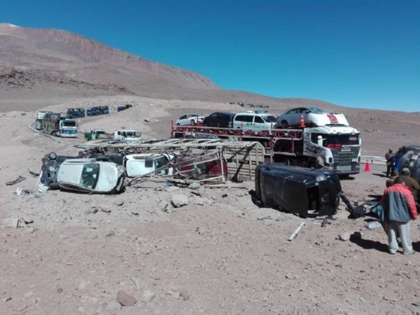 Volcó camión cigüeña que traía vehículos de Chile