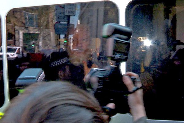 Assange pasa su primera noche detenido e inicia combate contra su extradición