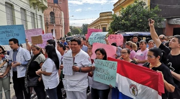 Funcionarios de Clínicas reclaman beneficios - ADN Paraguayo