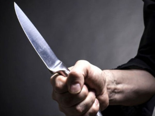 Hallan tirado a un menor que fue apuñalado