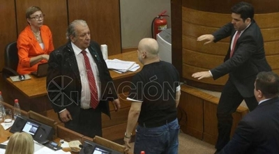 HOY / “El decano quedó un poquito mojado, pero inalterable”