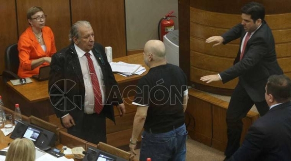 HOY / “El decano quedó un poquito mojado, pero inalterable”