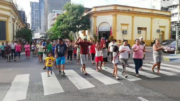 Damnificados se niegan a abandonar las plazas que están frente al Cabildo - ADN Paraguayo