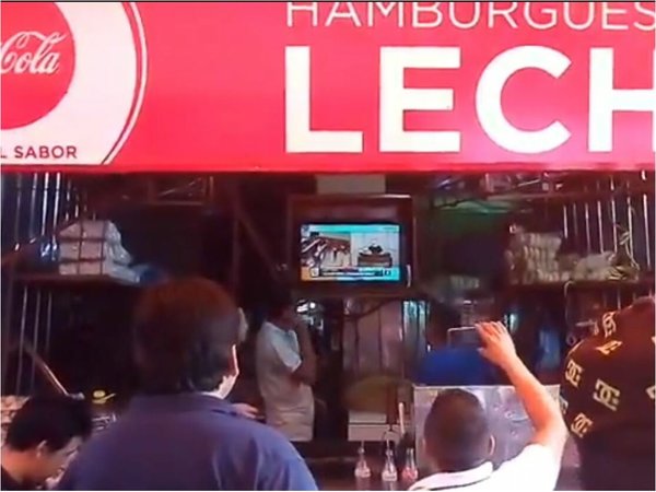 En el Mercado 4 festejaron que Payo bañó a Calé