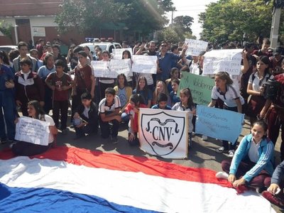 Estudiantes villarriqueños exigen docentes - Nacionales - ABC Color