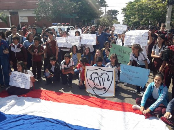 Estudiantes villarriqueños exigen docentes | Paraguay en Noticias