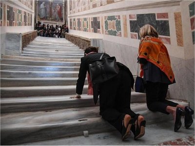Exhiben la escalera que subió Jesús antes de su juicio
