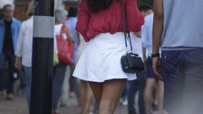 Reino Unido: Hacer fotografías por debajo de faldas se convierte en delito » Ñanduti