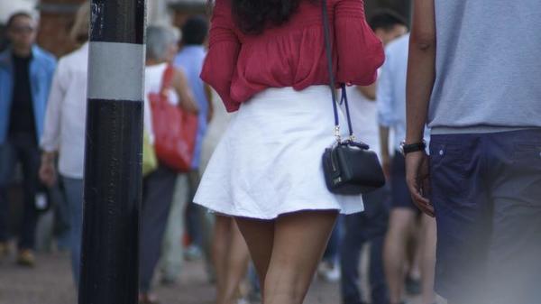 Reino Unido: Hacer fotografías por debajo de faldas se convierte en delito » Ñanduti