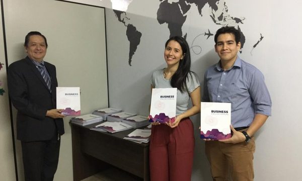 Esteños lanzan libro de inglés orientado al área de Economía