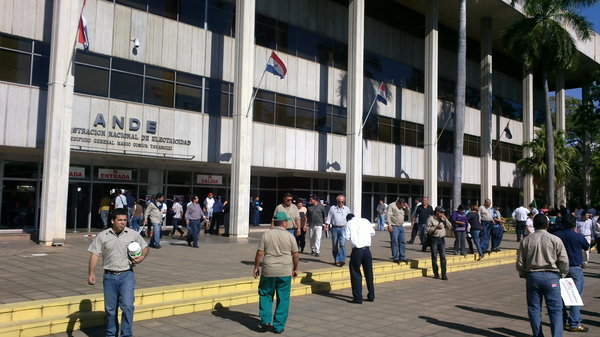 Caso Sobrefacturación: ANDE registra unas 20.000 denuncias - .::RADIO NACIONAL::.