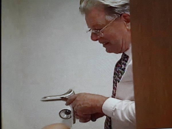 Médico inseminó con su esperma a 49 pacientes