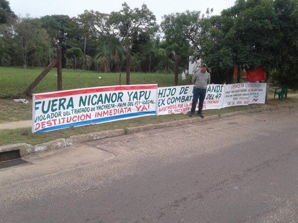Manifestante insiste en destitución de director de Yacyretá | Paraguay en Noticias