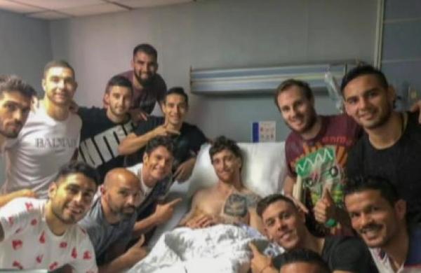 Plantel de Cerro acompaña Fernando Amorebieta antes de su operación - C9N