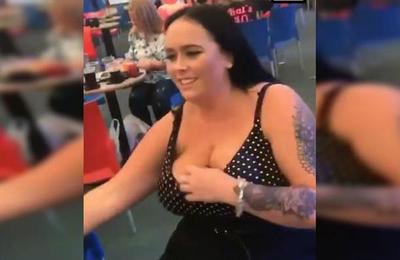 En la fiesta no había alcohol pero ella logró entrar tres botellas en su busto - C9N