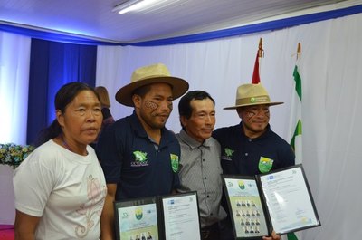 Indigenas Aché de Alto Paraná reciben títulos profesionales