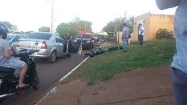 HOY / Asaltan a mujer, huyen en moto pero policía que ve el atraco les dispara y mata en el acto