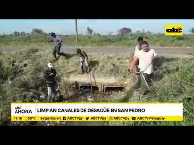 Limpian canales de desagüe en San Pedro - Tv - ABC Color