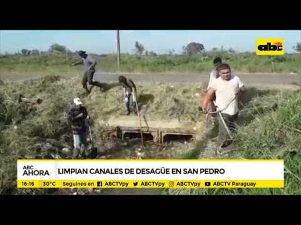 Limpian canales de desagüe en San Pedro - Tv - ABC Color