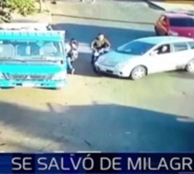 Casi fue aplastada por un auto, pero esta fue su reacción - Paraguay.com