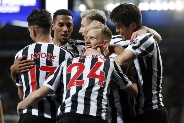 Con Almirón, Newcastle ganó en su visita al Leicester de Vardy