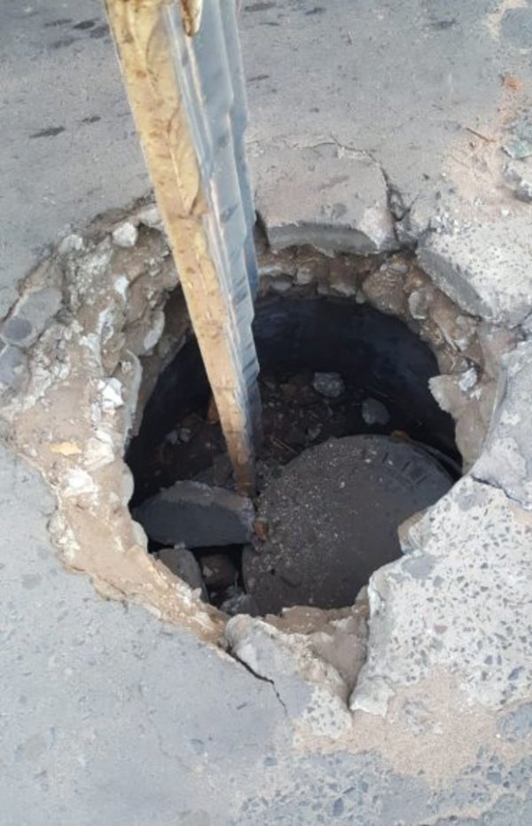 Peligroso cráter en zona concurrida - Cronicas Ciudadanas - ABC Color