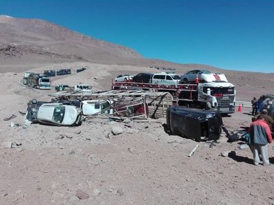 CAMIONEROS PARAGUAYOS, HERIDOS EN UN VUELCO