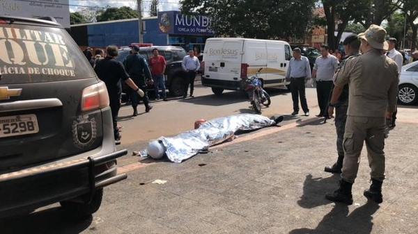 Asaltan a mujer, huyen en moto pero policía que ve el atraco les dispara y mata en el acto | Paraguay en Noticias