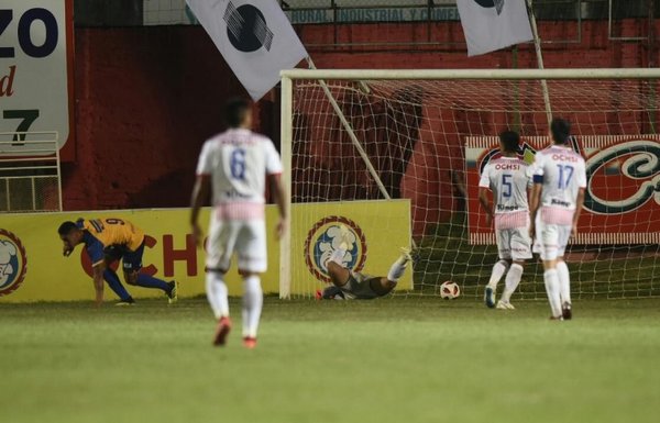 Luqueño golea y sale de la zona roja - Deportes - ABC Color