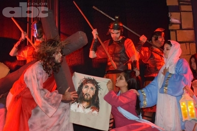 Multitud en viacrucis con estatuas humanas en Luque - Nacionales - ABC Color