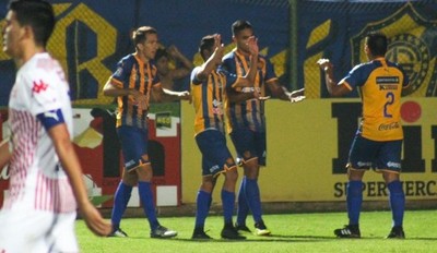 Sportivo Luqueño golea y hunde a San Lorenzo