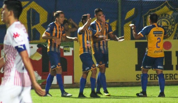 Sportivo Luqueño golea y hunde a San Lorenzo