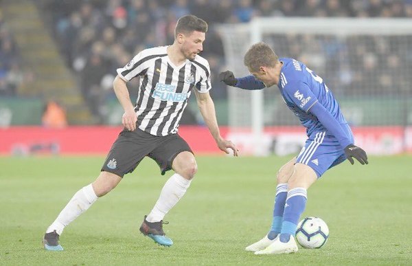 Newcastle le ganó al Leicester de visitante