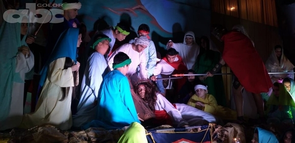 Estatuas humanas representaron viacrucis en Luque - Fotos - ABC Color